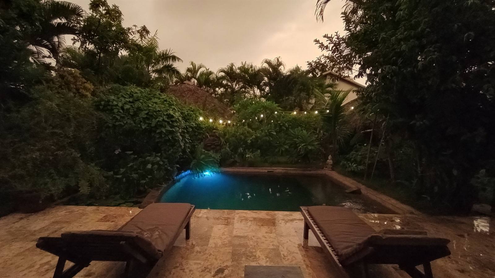 Casa Picaflor: two loungers beside the natural pool