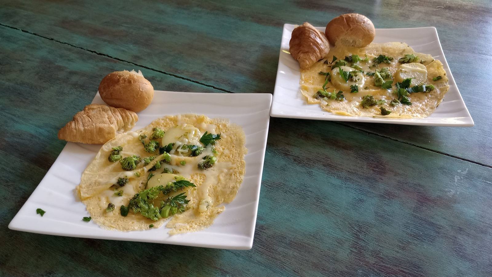 Casa Picaflor: breakfast of scrambled eggs, broccoli and croissants